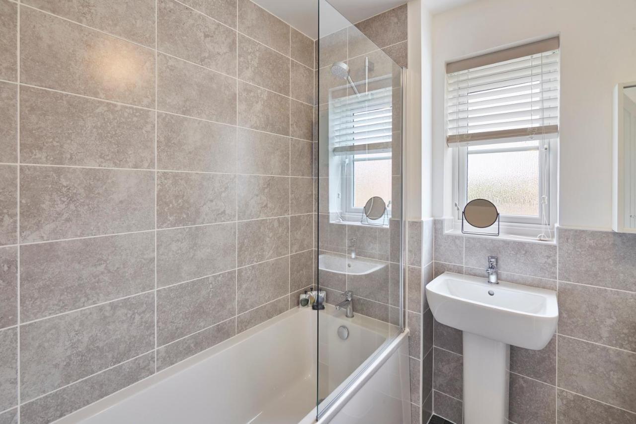 Host & Stay - Cayton Bay Cottage Екстериор снимка