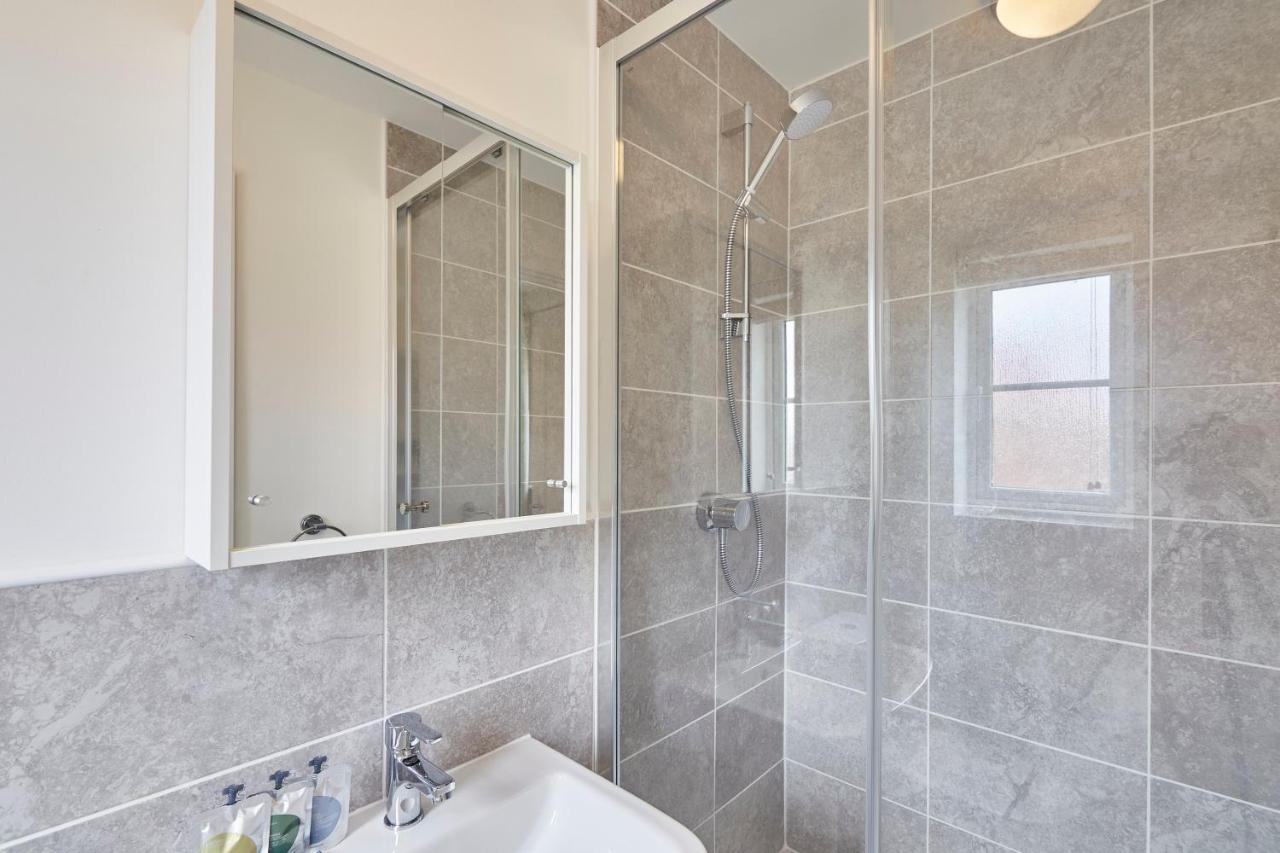 Host & Stay - Cayton Bay Cottage Екстериор снимка